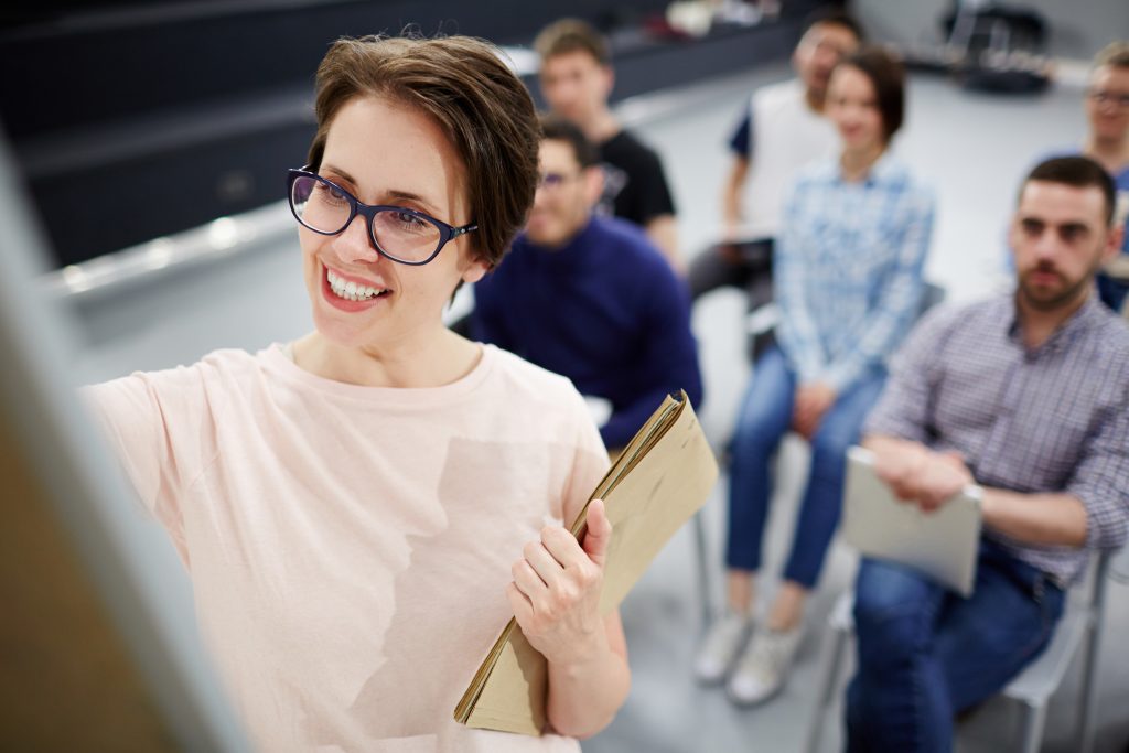 En el campo del aprendizaje existen muchas herramientas interesantes que puedes aprovechar para que se pueda digitalizar la formación. En todo caso, estamos ante un mundo que cada vez está más conectado y que ofrece herramientas de una gran calidad para que se puedan tener siempre unos buenos resultados. Las organizaciones cada vez más ponen a la disposición herramientas, recursos y muchos contenidos necesarios. Esto permitirá que se puedan tener unas mejores formas para la capacitación, tanto para los centros de formación como para las propias empresas que puedan necesitar de este tipo de servicios. Lo normal en la actualidad es que la competencia entre talentos sea cada vez más dura, y por esto las opciones para digitalizar la formación serán siempre las mejores. Esto porque los conocimientos se podrán transmitir directamente mediante diferentes herramientas que permiten tener siempre los resultados esperados. ¿A qué herramientas le puedes sacar partido para la formación? Existen varias herramientas a las cuales puedes sacarles partido a la hora de digitalizar la formación. Estas se van a dividir específicamente en tres grupos, con las cuales se podrán tener herramientas adaptadas a todas las necesidades. Herramientas para conocer Las herramientas para conocer están enfocadas tanto en el aprendizaje presencial como en el e-learning. Estas herramientas tienen muchas aplicaciones, y pueden ser utilizadas de forma interactivas, como historias dibujadas, vídeos, revistas digitales, entre muchos otros recursos que podrás encontrar. Por otra parte, para el autodesarrollo de cada persona, se pueden tener e-books y herramientas como los simuladores sociales para tener un nivel de aprendizaje bastante interactivo y adaptado a todas las necesidades. En todo caso, con estas herramientas se puede comenzar con el aprendizaje básico, y lograr llegar a tener un conocimiento completo sobre algún área o tema en específico. Herramientas para compartir Estas herramientas están orientadas a compartir el conocimiento, y sirven en gran medida para mantener un entorno digital funcionando de una forma bastante óptima. Dentro de las herramientas para compartir se encuentran las herramientas de Social Learning, dentro de las cuales puedes optar por las comunidades de aprendizaje. También serán muy útiles herramientas como Skype, WhatsApp, o cualquier tipo de webinarios para que tengas siempre una capacidad para compartir los conocimientos. Por otra parte, cuando hablamos del autodesarrollo en este punto, se pueden tener herramientas como Twitter, Pinterest, entre otras redes sociales. Además, otras herramientas como blogs pueden ayudar en gran medida a que el aprendizaje sea mucho más efectivo y que así se puedan tener grandes resultados. Herramientas para conectar Las herramientas para conectar son cada vez más populares, y permiten que el conocimiento esté completamente descentralizado. Es por este motivo, que en la actualidad el Social Learning tienen una gran aplicación en este campo, y además de las herramientas que mencionamos atrás, para la conexión con otros usuarios, se puede incluir LinkedIn. En rodo caso, para el autodesarrollo se pueden utilizar las mismas herramientas que se mencionaron anteriormente. Además, se pueden utilizar herramientas como Beacon o Moocs, lo que hará que se puedan tener siempre los resultados adecuados. En todo caso, se podrán tener unas herramientas que permitirán compartir los conocimientos de una forma realmente óptima. ¿Por qué es tan importante la digitalización de tu formación? La digitalización de la formación es algo básico para que se puedan tener siempre los resultados adecuados. Además, estas tecnologías permiten tener el conocimiento con una gran inmediatez, lo que permitirá que se puedan tener siempre los resultados óptimos. En todo caso, estas son herramientas que permiten que no tengas que esperar a que te llamen para un curso, ni tampoco que harán que tengas que desplazarte a ningún centro educativo. Con estas herramientas digitales podrás tener siempre unos grandes resultados en los centros de formación. Por lo tanto, la digitalización de la formación es cada vez más importante, en especial porque esto permitirá que se pueda tener un currículum vitae mucho más atractivo para las empresas. Aumentando de forma sustancial la posibilidad de encontrar unos empleos de mayor nivel. Es por este motivo que digitalizar tu formación es una de las mejores decisiones que puedes tener, puesto que así podrás tener siempre los resultados deseados. En todo caso, esto permitirá que los conocimientos se puedan obtener en cualquier momento, y compartir con muchos colegas del mismo sector.