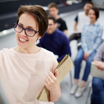 En el campo del aprendizaje existen muchas herramientas interesantes que puedes aprovechar para que se pueda digitalizar la formación. En todo caso, estamos ante un mundo que cada vez está más conectado y que ofrece herramientas de una gran calidad para que se puedan tener siempre unos buenos resultados. Las organizaciones cada vez más ponen a la disposición herramientas, recursos y muchos contenidos necesarios. Esto permitirá que se puedan tener unas mejores formas para la capacitación, tanto para los centros de formación como para las propias empresas que puedan necesitar de este tipo de servicios. Lo normal en la actualidad es que la competencia entre talentos sea cada vez más dura, y por esto las opciones para digitalizar la formación serán siempre las mejores. Esto porque los conocimientos se podrán transmitir directamente mediante diferentes herramientas que permiten tener siempre los resultados esperados. ¿A qué herramientas le puedes sacar partido para la formación? Existen varias herramientas a las cuales puedes sacarles partido a la hora de digitalizar la formación. Estas se van a dividir específicamente en tres grupos, con las cuales se podrán tener herramientas adaptadas a todas las necesidades. Herramientas para conocer Las herramientas para conocer están enfocadas tanto en el aprendizaje presencial como en el e-learning. Estas herramientas tienen muchas aplicaciones, y pueden ser utilizadas de forma interactivas, como historias dibujadas, vídeos, revistas digitales, entre muchos otros recursos que podrás encontrar. Por otra parte, para el autodesarrollo de cada persona, se pueden tener e-books y herramientas como los simuladores sociales para tener un nivel de aprendizaje bastante interactivo y adaptado a todas las necesidades. En todo caso, con estas herramientas se puede comenzar con el aprendizaje básico, y lograr llegar a tener un conocimiento completo sobre algún área o tema en específico. Herramientas para compartir Estas herramientas están orientadas a compartir el conocimiento, y sirven en gran medida para mantener un entorno digital funcionando de una forma bastante óptima. Dentro de las herramientas para compartir se encuentran las herramientas de Social Learning, dentro de las cuales puedes optar por las comunidades de aprendizaje. También serán muy útiles herramientas como Skype, WhatsApp, o cualquier tipo de webinarios para que tengas siempre una capacidad para compartir los conocimientos. Por otra parte, cuando hablamos del autodesarrollo en este punto, se pueden tener herramientas como Twitter, Pinterest, entre otras redes sociales. Además, otras herramientas como blogs pueden ayudar en gran medida a que el aprendizaje sea mucho más efectivo y que así se puedan tener grandes resultados. Herramientas para conectar Las herramientas para conectar son cada vez más populares, y permiten que el conocimiento esté completamente descentralizado. Es por este motivo, que en la actualidad el Social Learning tienen una gran aplicación en este campo, y además de las herramientas que mencionamos atrás, para la conexión con otros usuarios, se puede incluir LinkedIn. En rodo caso, para el autodesarrollo se pueden utilizar las mismas herramientas que se mencionaron anteriormente. Además, se pueden utilizar herramientas como Beacon o Moocs, lo que hará que se puedan tener siempre los resultados adecuados. En todo caso, se podrán tener unas herramientas que permitirán compartir los conocimientos de una forma realmente óptima. ¿Por qué es tan importante la digitalización de tu formación? La digitalización de la formación es algo básico para que se puedan tener siempre los resultados adecuados. Además, estas tecnologías permiten tener el conocimiento con una gran inmediatez, lo que permitirá que se puedan tener siempre los resultados óptimos. En todo caso, estas son herramientas que permiten que no tengas que esperar a que te llamen para un curso, ni tampoco que harán que tengas que desplazarte a ningún centro educativo. Con estas herramientas digitales podrás tener siempre unos grandes resultados en los centros de formación. Por lo tanto, la digitalización de la formación es cada vez más importante, en especial porque esto permitirá que se pueda tener un currículum vitae mucho más atractivo para las empresas. Aumentando de forma sustancial la posibilidad de encontrar unos empleos de mayor nivel. Es por este motivo que digitalizar tu formación es una de las mejores decisiones que puedes tener, puesto que así podrás tener siempre los resultados deseados. En todo caso, esto permitirá que los conocimientos se puedan obtener en cualquier momento, y compartir con muchos colegas del mismo sector.